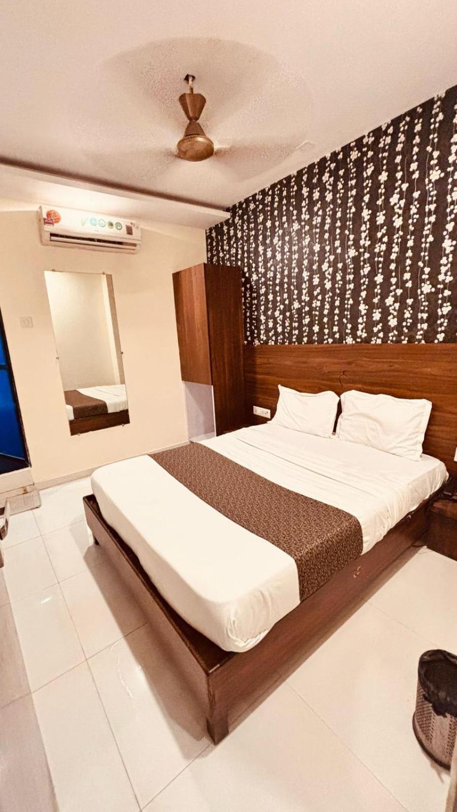 Hotel Garden Palace Мумбай Екстериор снимка