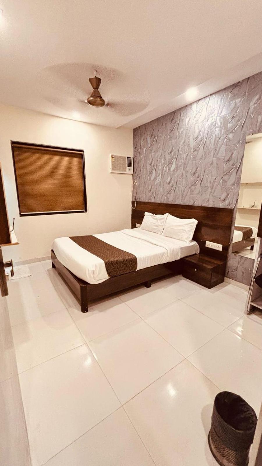 Hotel Garden Palace Мумбай Екстериор снимка
