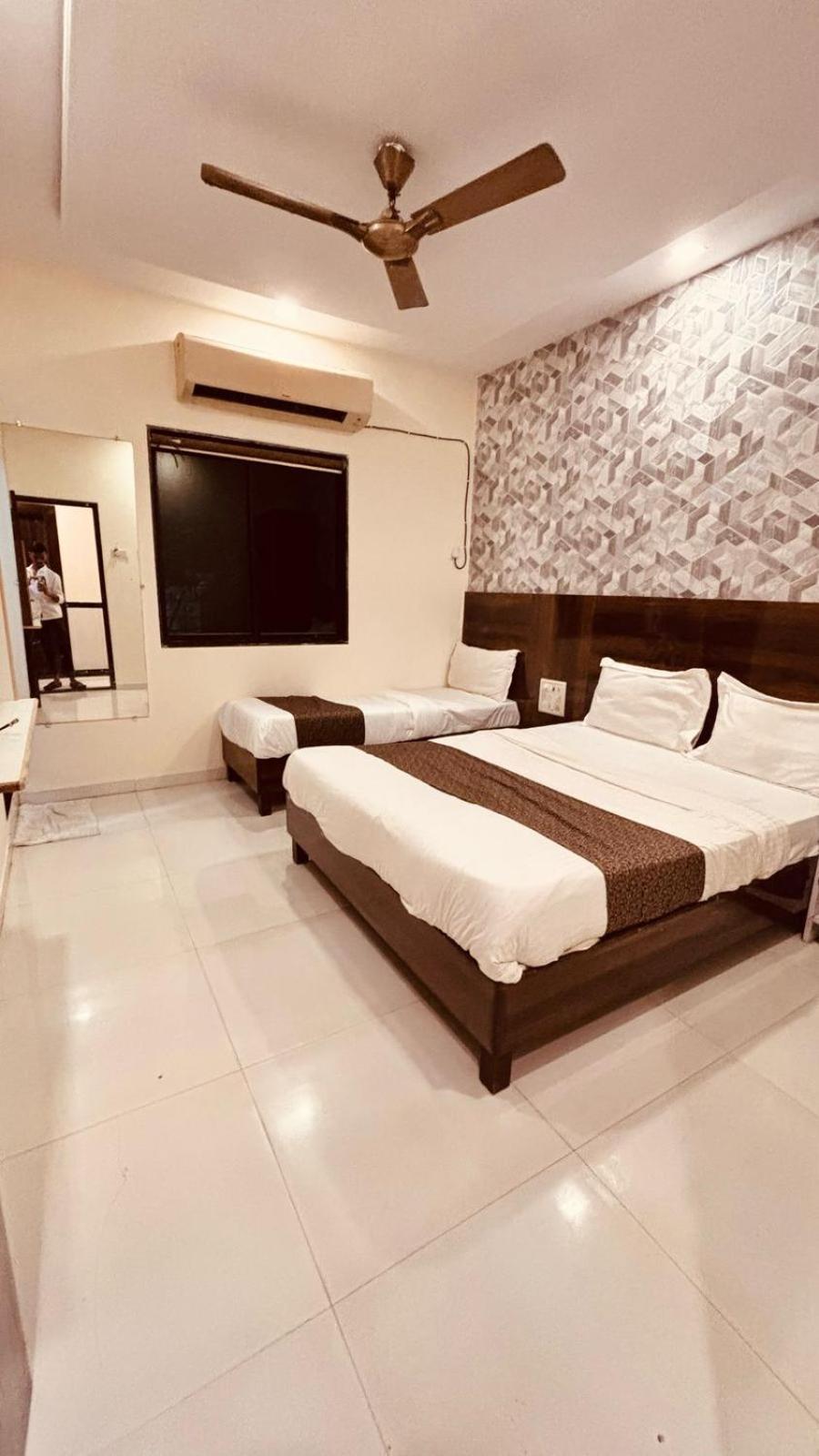 Hotel Garden Palace Мумбай Екстериор снимка